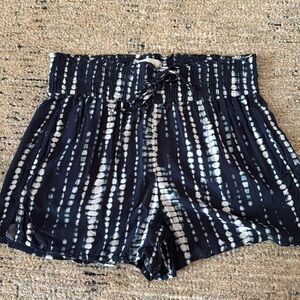 Abercrombie & Fitch Blue & White Printed Shorts (size Medium)